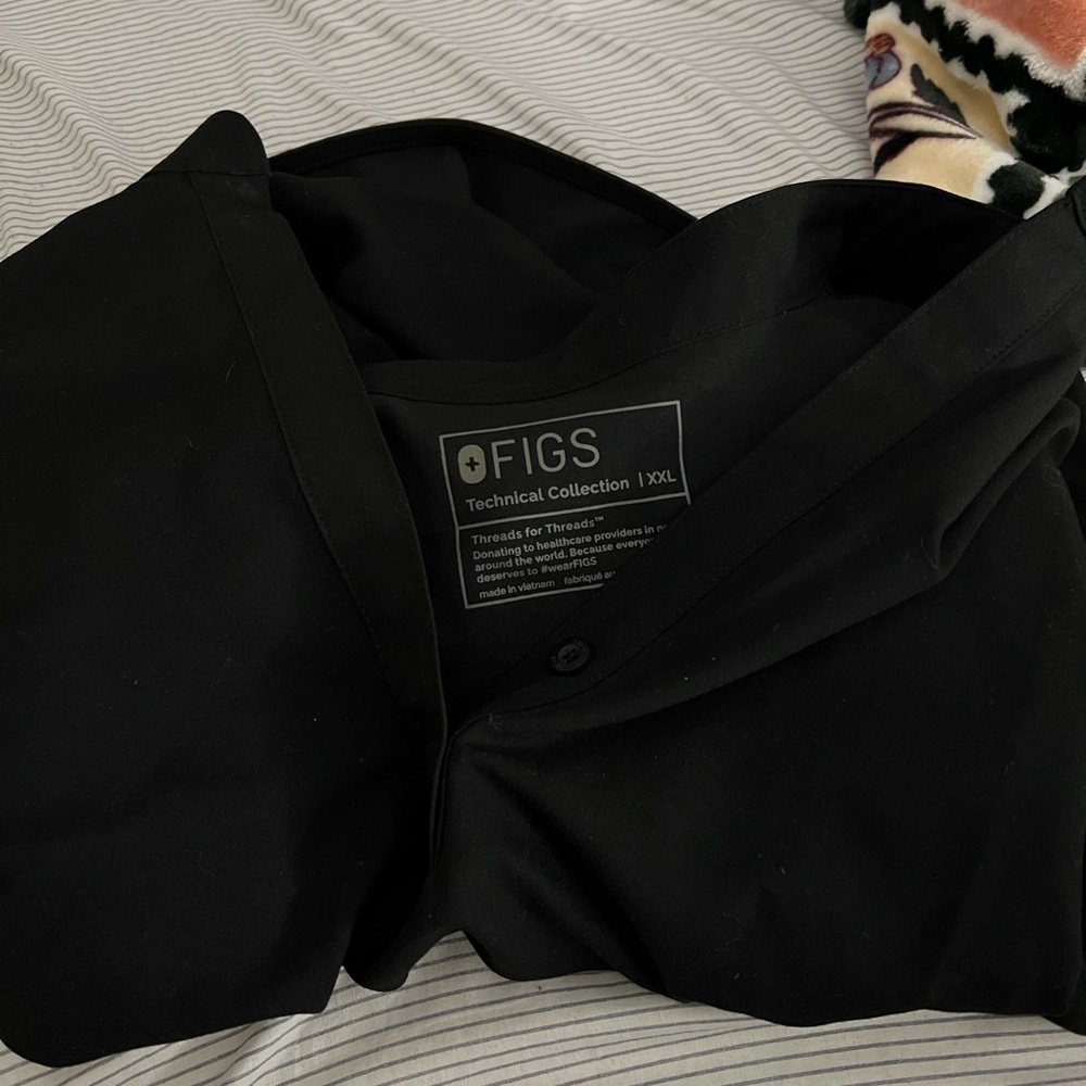 Selling FIGS Zamora jogger scrub pants, and Rafaela scrub top! Both are XXL